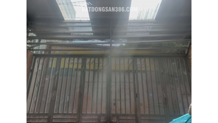 Gia đình chuyển công tác, cần bán gấp nhà gần Hồ Tây